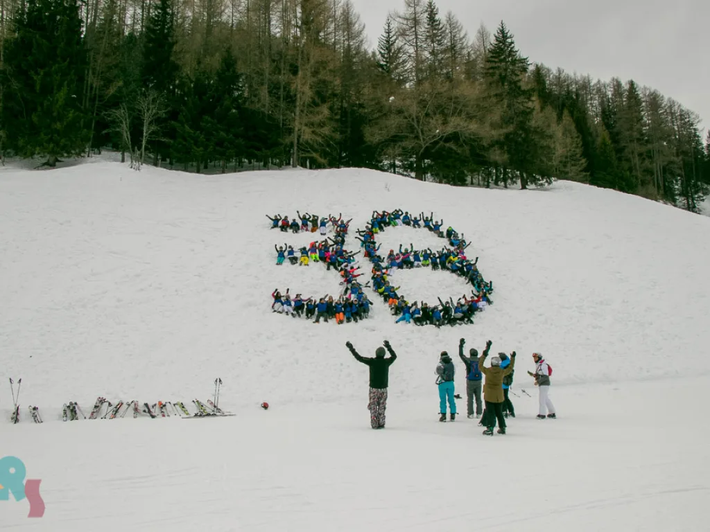 Blick von weitem auf die Zahl 38 im Schnee.